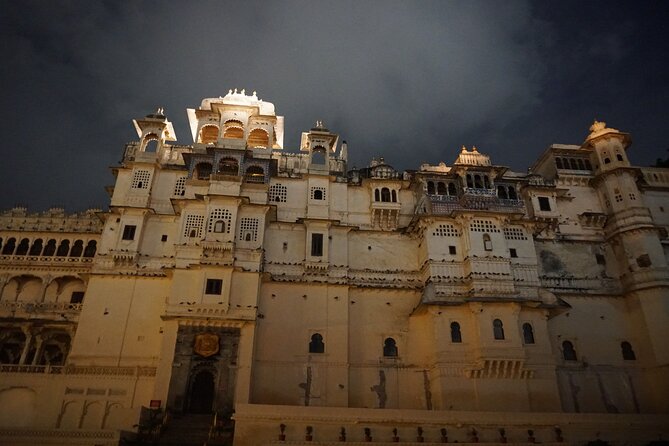 4 Days Guided Jaipur, Ranthambore Tigers & Udaipur Tour With Safari & Hotels - Day 4: Udaipur’s palace, temple and garden