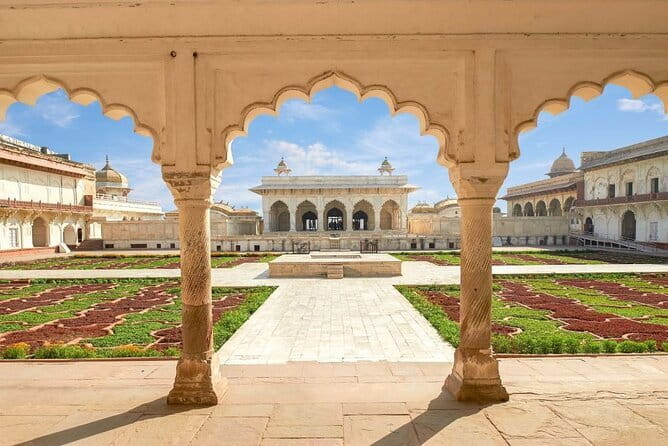Access to the Taj Mahal skipping the Queue - Taj Mahal Tickets - What the private guide adds