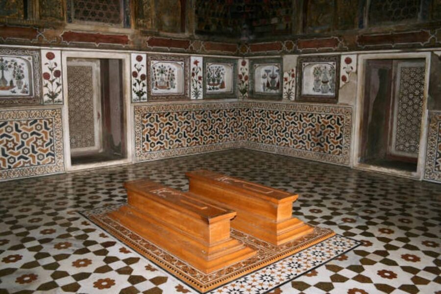 Agra fort, Baby Taj & Mehtab Bagh Express Ticket With Option - Agra Fort: make this your main event