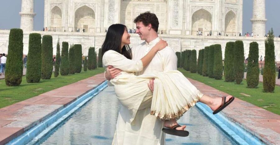 Agra:Taj Mahal Skip-The-Line Guided Tour with Breakfast - Inside the Taj Mahal complex with a private guide