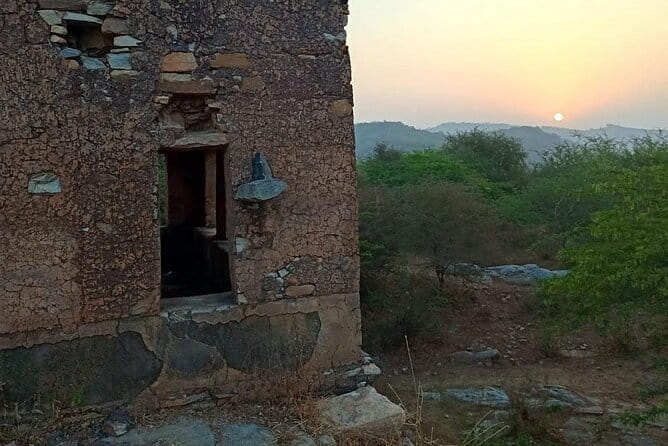 Aravali Exotic Hiking, Yoga with Breakfast - Walking the Aravalli hills near Amber Fort