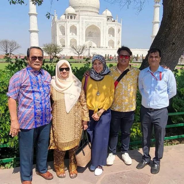 Book Govt. Approved Tour Guide For Taj Mahal & Fort - Entering the Taj Mahal with a local guide