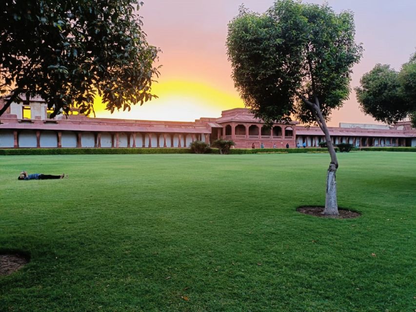 Book Official Tour Guide for Fatehpur Sikri. - What the guide adds to the architecture