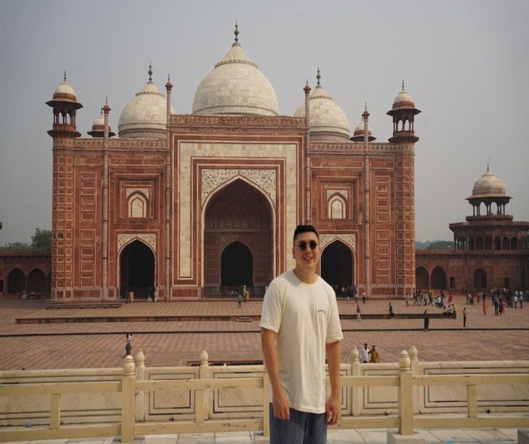 Fast-track entry into taj mahal with entrance included. - The three-hour Taj Mahal visit