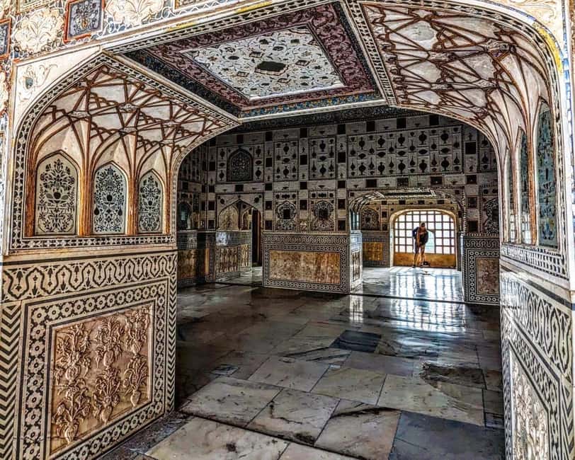 Feel Jaipur Like a Local with Guide & Old City Heritage Walk - Royal Gaitor brings a quieter royal setting