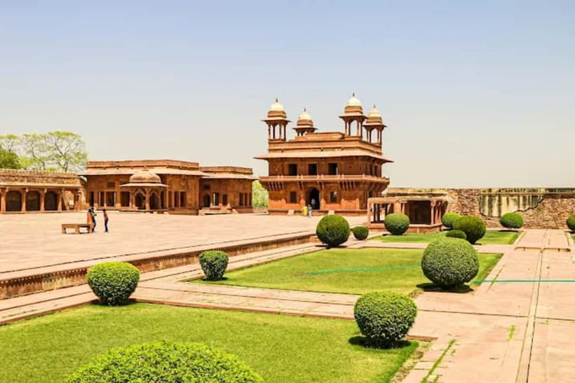 From Agra: Fatehpur Sikri Guided Tour - Palaces, mosques, and the blend of traditions