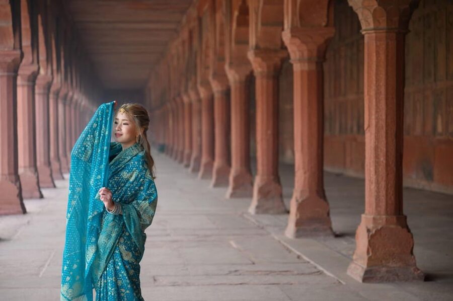 From Delhi/Agra: Taj Mahal Tour with Rental Saree Experience - Entering the Taj Mahal with a local guide