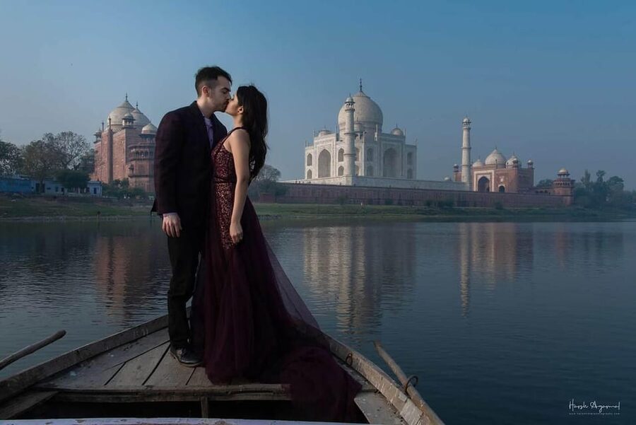 From Delhi: Deluxe Taj Mahal and Agra tour with Luxury Cars - Lunch at a five-star hotel