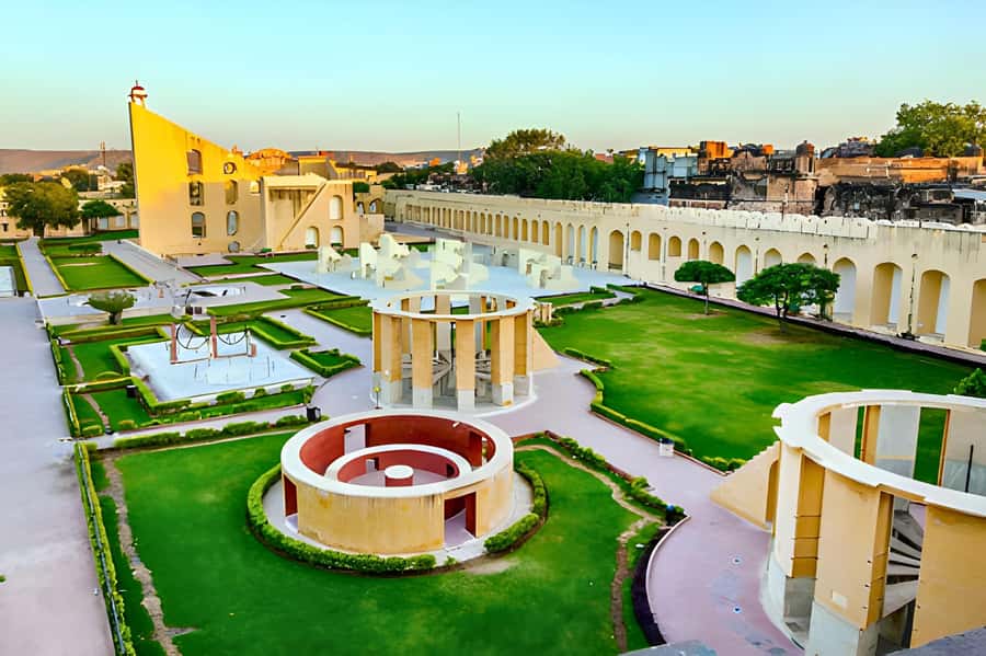 From Delhi: Jaipur Sightseeing Day Tour with Hotel Pickup - A Rajasthani lunch, with an important option check