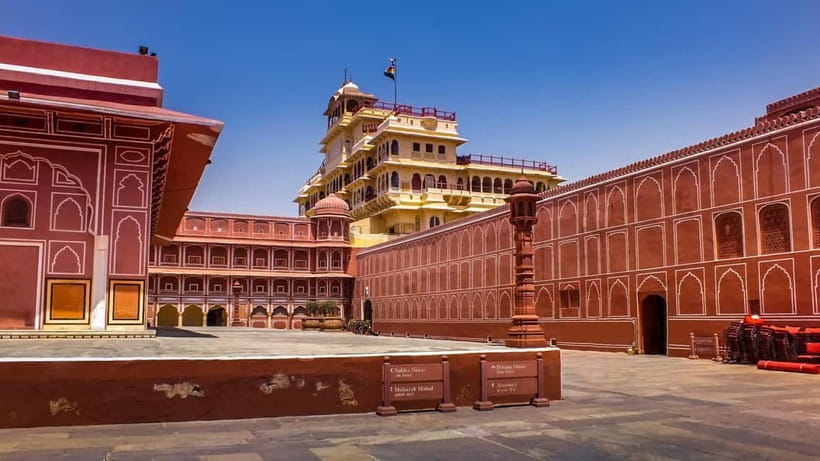 From Delhi: Private Full-Day Jaipur Highlights Tour - City Palace: courtyards, color, and royal scale