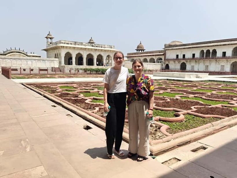 From Delhi: Private Layover Taj Mahal Day Tour By Car - Lunch at DoubleTree by Hilton Hotel Agra
