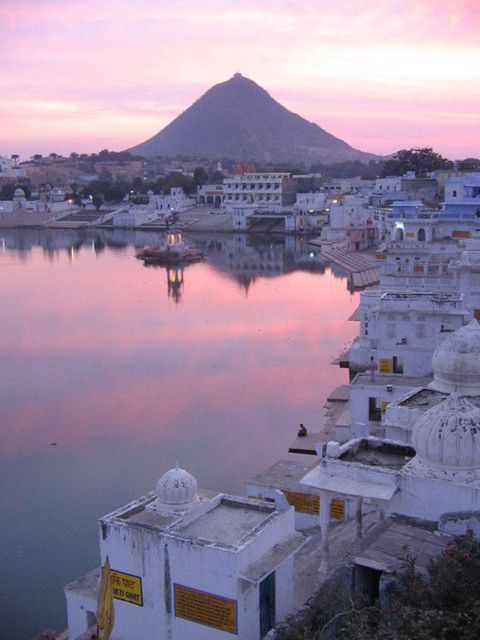 Fullday pushkar tour from jaipur with guid+camel/jeep safari - Pushkar markets and the art of browsing