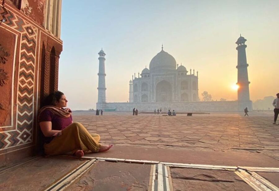 Guided Sunset Tour Of Taj Mahal with Skip-The-Line Entry - Photography help for families and couples