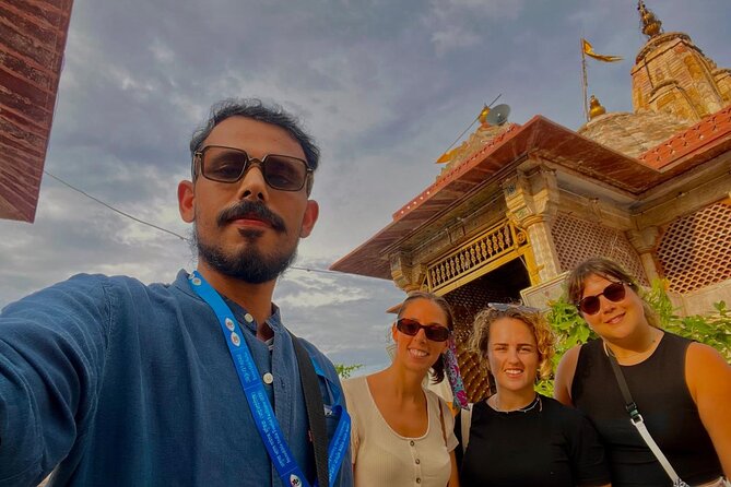 Heritage Culture and History Walking Tour in Jaipur - Two temples add different religious viewpoints