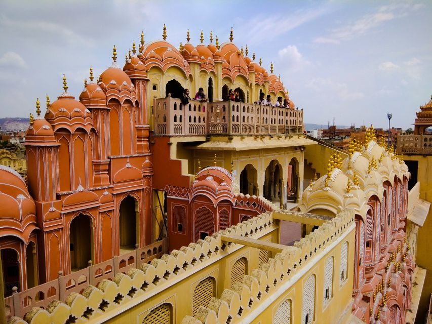 Jaipur: 2-Hour Cultural Walking Tour - From public monuments to working Jaipur