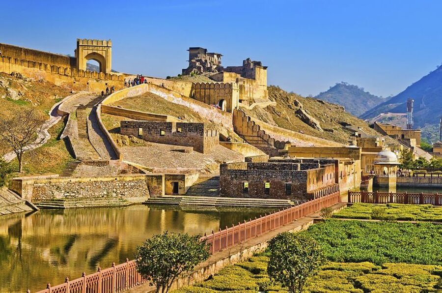 Jaipur: Amber Fort, Jal Mahal and Hawa Mahal Private Tour - Hawa Mahal from the outside