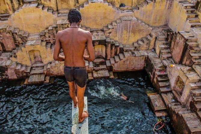 Jaipur by locals : Private Tour of Hidden & Iconic Sights - A 20-minute stop at the flower and vegetable market