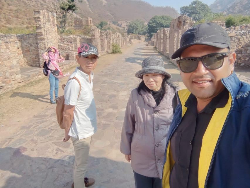 Jaipur: Chand Baori & Bhangarh Fort tour - All Inclusive - Reading the geometry at Abhaneri