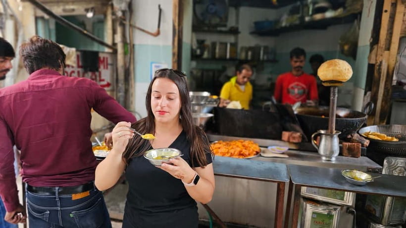 Jaipur Food Walk l Eat Just Like Locals - First tastes: kadi samosa and mirchi vada