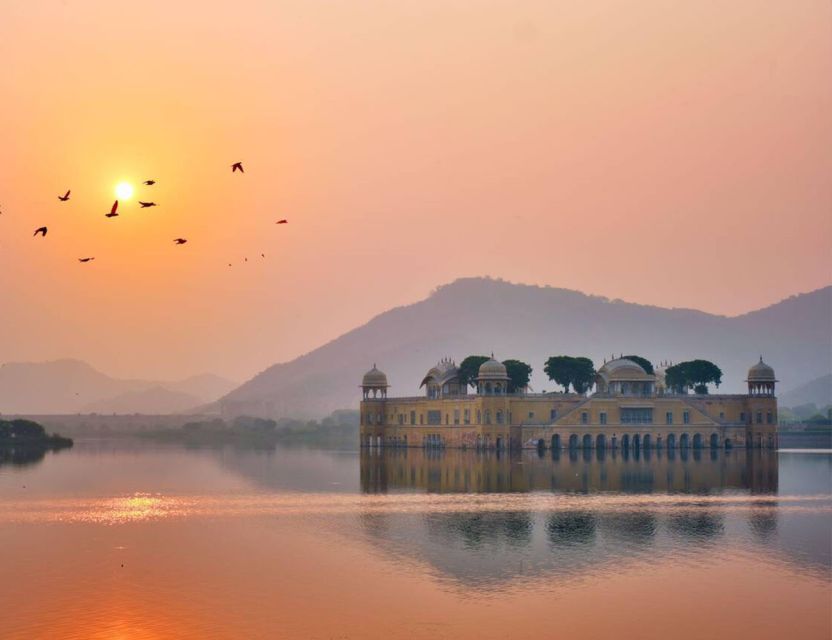 Jaipur: Full Day Sightseeing Tour By Car & Local Tour Guide - Hawa Mahal and the practical story behind its windows