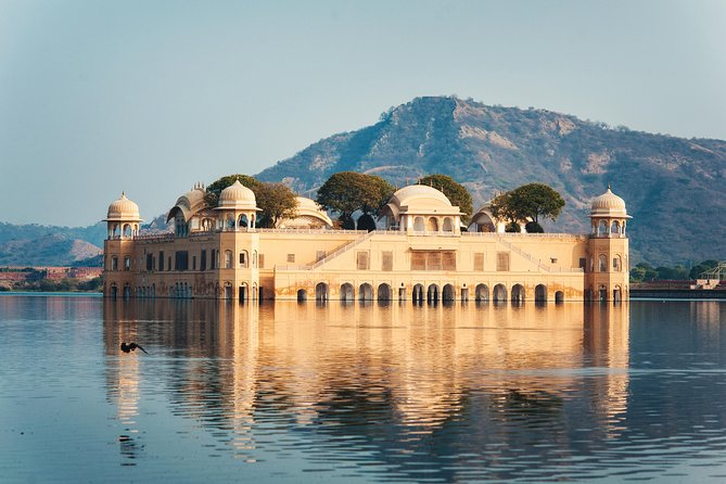 Jaipur Guided City Tour: City Palace, Jantar, Hawa & Jal Mahal - Hawa Mahal: a quick look at Jaipur’s famous facade