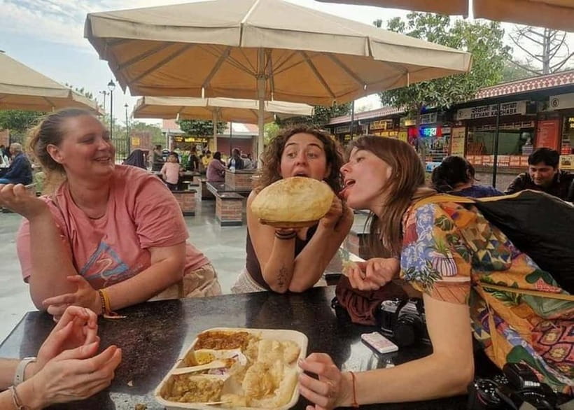 Jaipur: Guided History Walking Tour with Food Tasting - Starting at New Gate and entering the old city