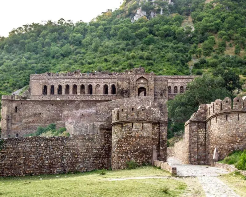 Jaipur: Haunted Bhangarh Fort and Abhaneri Stepwell Day Trip - The main drawback: no guide inside Bhangarh