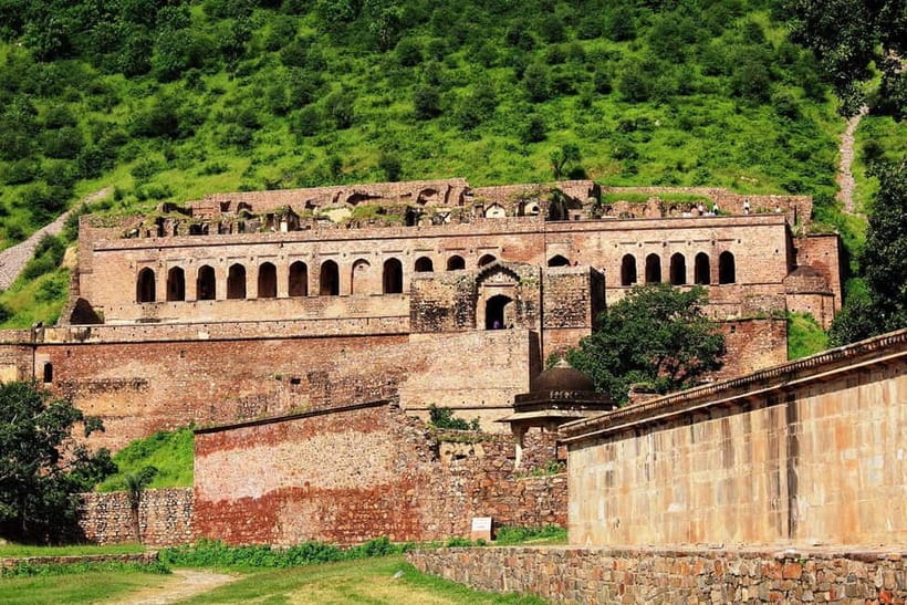 Jaipur: Haunted Bhangarh Fort and Abhaneri Stepwell Day Trip - Reading the stonework at Abhaneri