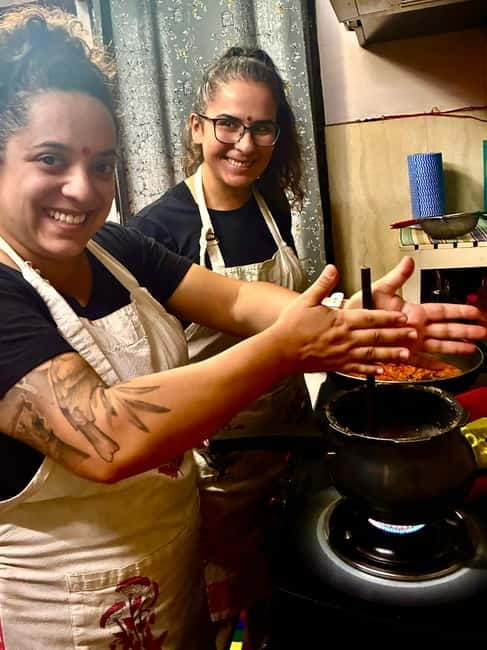 Jaipur: Interactive Cooking Class with a Local Family - Rolling round chapatis by hand