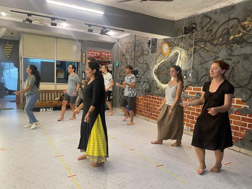 Jaipur: Namaste Bollywood l Dance like a Star - Arriving at the Jaipur Dance Studio