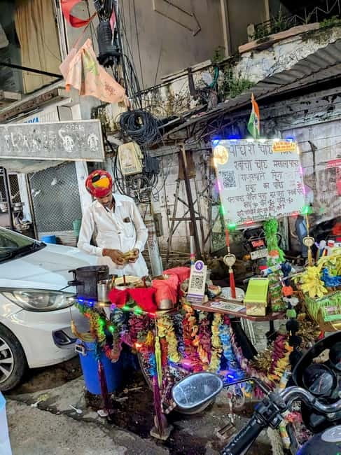 Jaipur : No Diet Club Amazing Street Food Tasting in Jaipur - Aloo tikki and dahi bada bring contrast