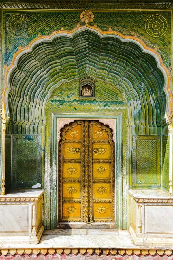 Jaipur: Private PinkCity & Stepwell Heritage Tour with Guide - Royal Gaitor and Jaipur’s quieter memorial site