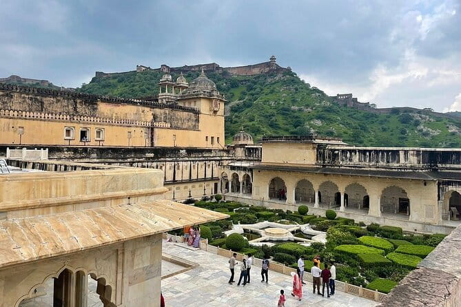 Jaipur Tour with Jaigarh Fort and Nahargarh Sunset - Hawa Mahal: a quick look at Jaipur’s most famous façade