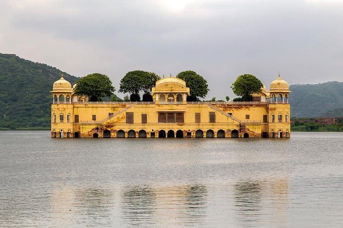 Jaipur Tour with Jaigarh Fort and Nahargarh Sunset - Jantar Mantar: stone instruments that measure the sky