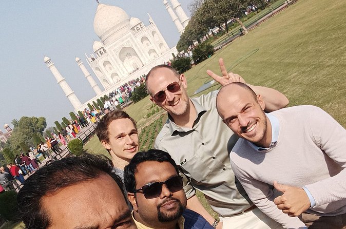 Luxury Same Day Taj Mahal tour From Delhi - All Inclusive - A buffet lunch at the DoubleTree by Hilton