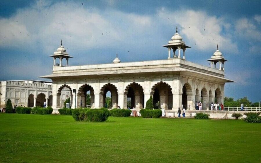Mumbai to Agra Taj Mahal Tour: Same-Day or Multi-Day - The Taj Mahal with a guide