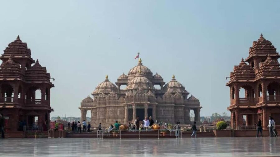 New Delhi: Akshardham Temple Tour with Water and Light Show - Guides, languages, and the human side of the tour