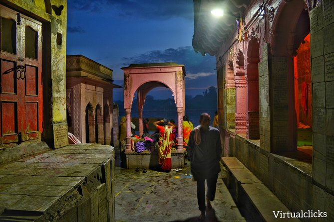 Private Exclusive Mathura & Vrindavan Tour from Agra (All-Inclusive) - Govind Dev Ji Temple in the middle of the temple circuit