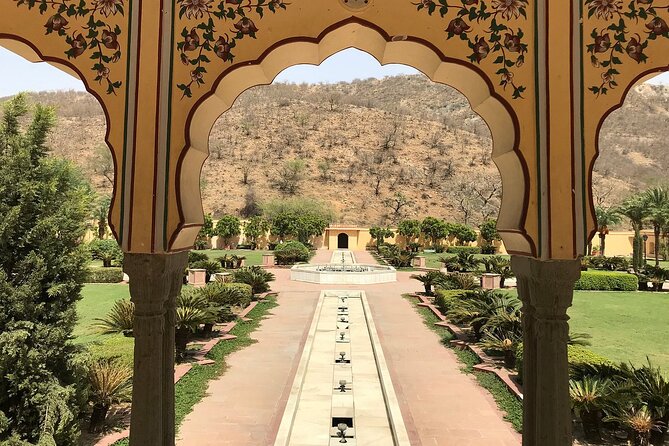 Private Jaipur Half-Day: Amber Fort, Stepwell, Jal Mahal & Gaitor - Hawa Mahal is a fast look at Jaipur’s famous facade