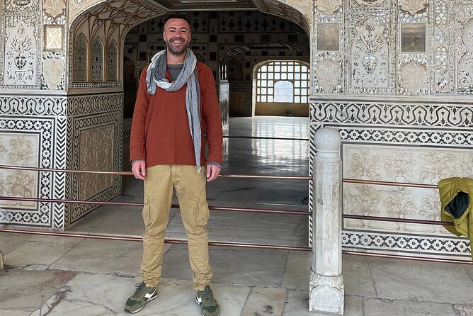 Private Jaipur Half-Day: Amber Fort, Stepwell, Jal Mahal & Gaitor - A private car makes this crowded route workable