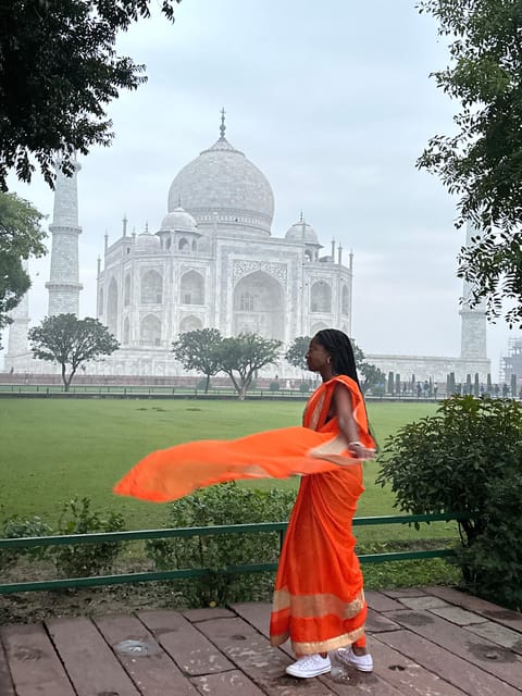 Rent a sari or kurta pajama for Taj Mahal visit & picture - Should you book it?