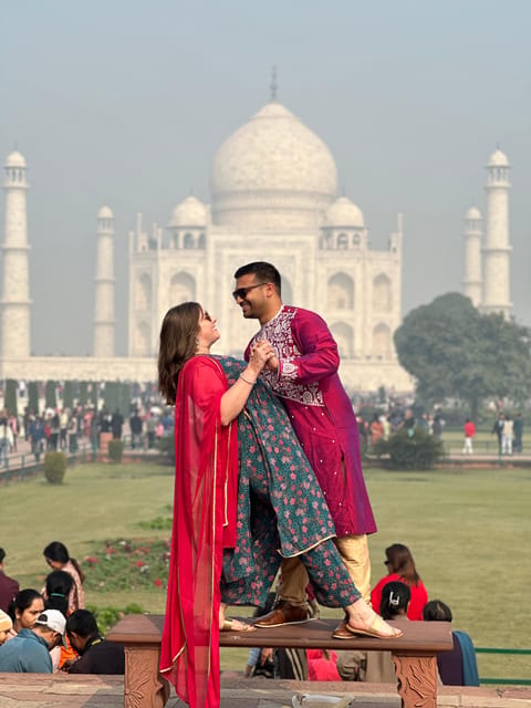 Rent a sari or kurta pajama for Taj Mahal visit & picture - Entering the Taj Mahal and finding the best photo spots