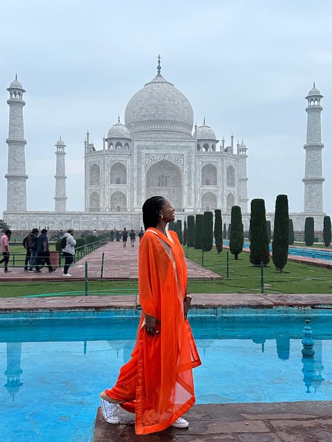 Rent a sari or kurta pajama for Taj Mahal visit & picture - Choosing your sari or kurta pajama in Agra