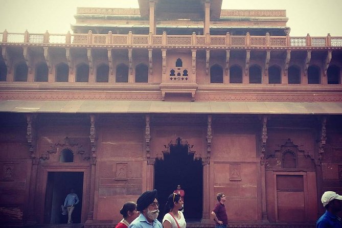 Skip-the-Line: Agra Fort Entrance Ticket with Guided Tour - What makes the guide service useful