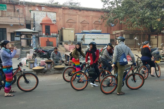 Small-Group Early Morning Pink City Bike Tour - Hawa Mahal from the street