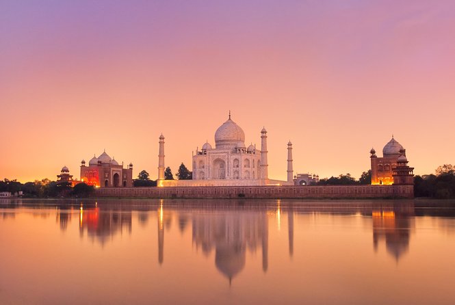 Taj Mahal Entrance Tickets - The guide makes the difference