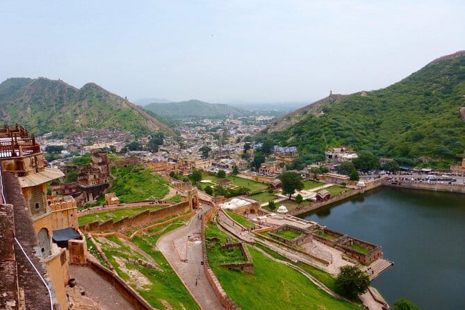 Travel Through the Streets of Jaipur by Tuktuk with a Local - Choosing between a tuk-tuk and an AC car