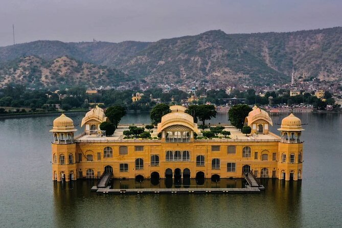 Ultimate Jaipur Tuk Tuk Tour with Pickup - Finding quiet at Royal Gaitor